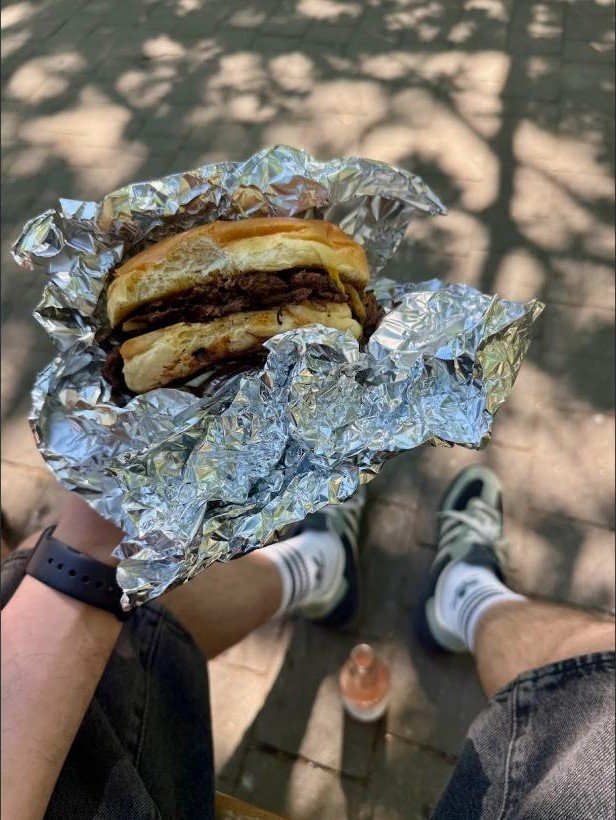 Burger Oklahoma zabrany na wynos, w parku