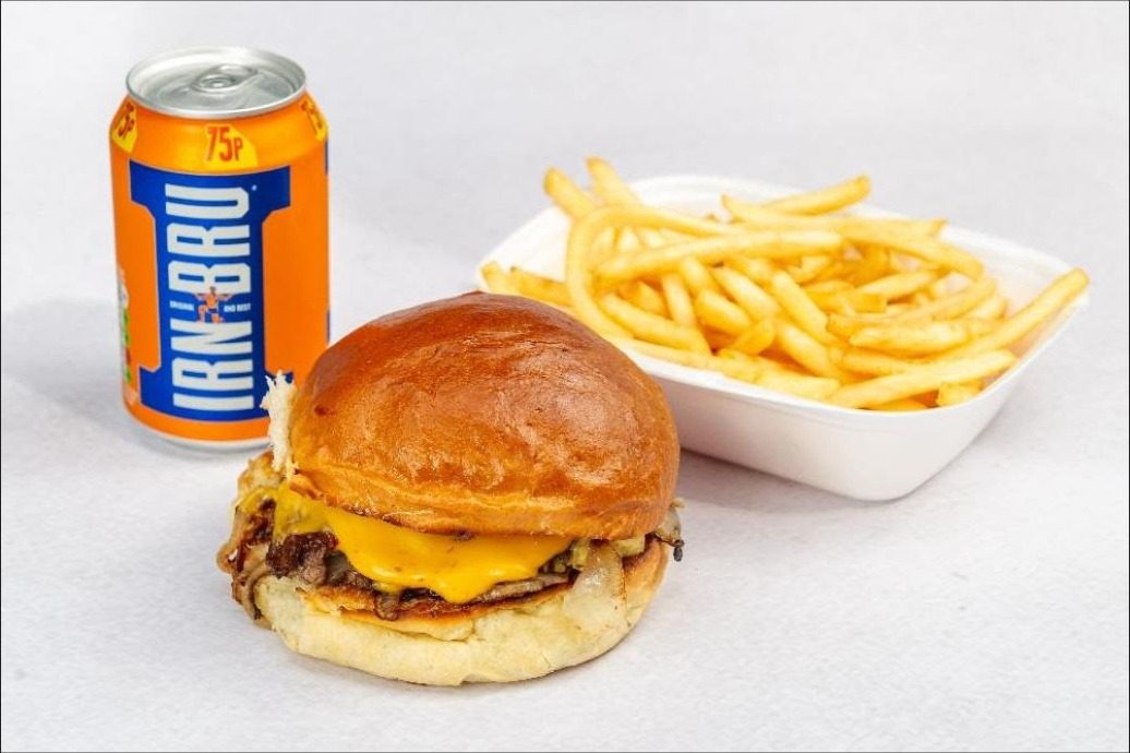 Burger i frytki na białym tle
